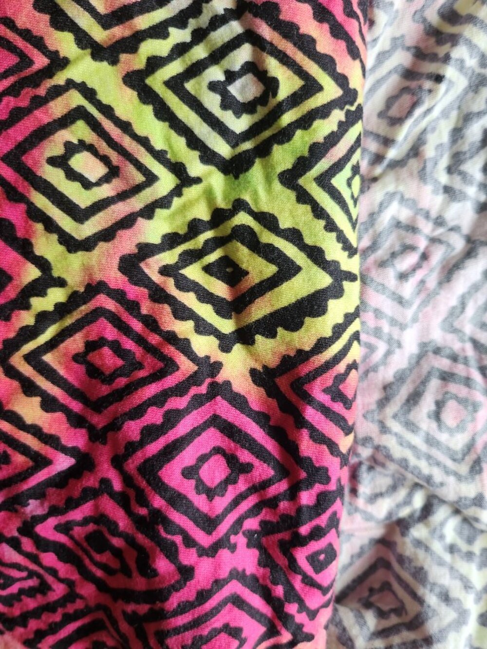 💛BUNDLE DEAL⬇️ 1.9 Yards – $11/Yard ($21 Total) – Neon Geometric Knit - Picture 6 of 9